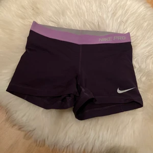 Nike shorts - Knappt använda Nike short i lila. PMa frågor❣️