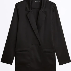 Svart satin kavaj - Svart kavaj i satin (lite glansigt material) från Gina Tricot i storlek xs/34 men lite oversize så passar s/m. Köpt för 600kr men aldrig använd! Skriv för egna bilder och pris kan diskuteras! 
