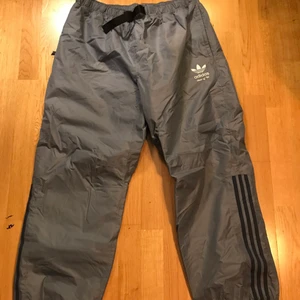 Adidas byxor large  - Oanvända jätte fina 