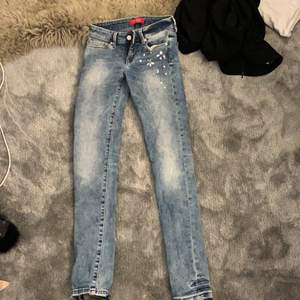 Guess jeans , använda ungefär 5 gånger, i storlek 24