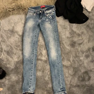 Guess jeans  - Guess jeans , använda ungefär 5 gånger, i storlek 24