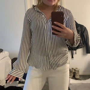 Randig blus - Så fin att ha under skjortan eller bara att ha som en blus, från h&m i storlek 34