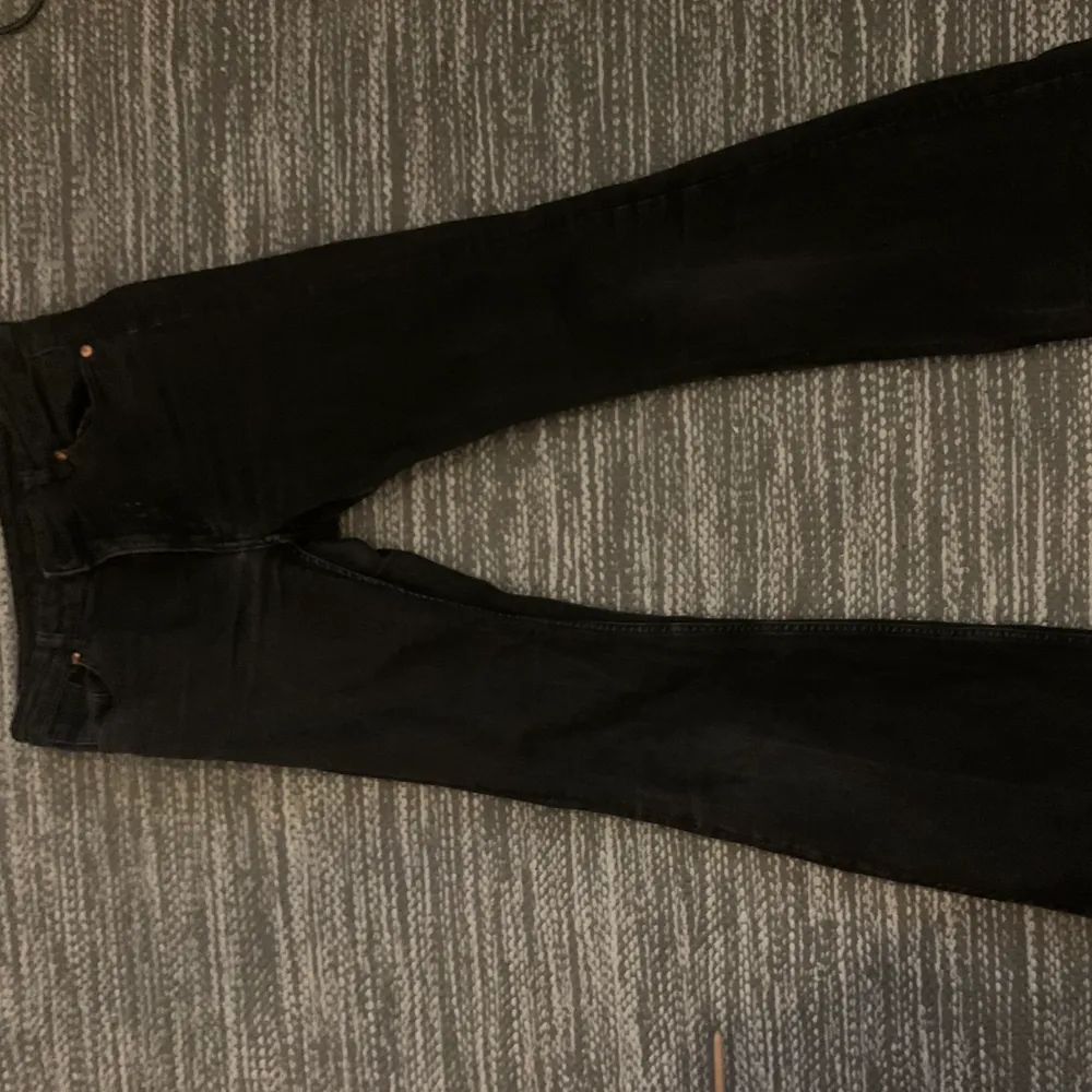As snygga svarta bootcut jeans från Monki! Modellen Moop, kmr it t använding för mig men skit snygga 😻 mid waist. Jeans & Byxor.