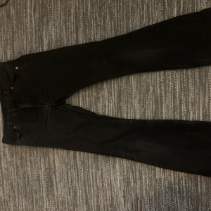 Boocut jeans - As snygga svarta bootcut jeans från Monki! Modellen Moop, kmr it t använding för mig men skit snygga 😻 mid waist