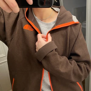 The north face, fleece, L - Storlek L! Jag är en S och den sitter snyggt oversized på mig som ni ser på bilderna. NYSKICK! Endast provad! Självklart äkta. 