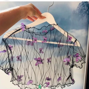 3d fjäril festtopp - Sjukt snygg festtopp. Väldigt ovanlig och cool. I meshmaterial. . Tröjan är väldigt stretchig. Finns i rosa och lila💕 köpt i Spanien. Priset är med frakt. Fotar när jag postar💕