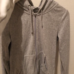 Zip up hoodie - En ljusgrå zip up hoodie från Cubus. I storleken S. Om man inte kan mötas upp i Gävle tillkommer frakt!💕