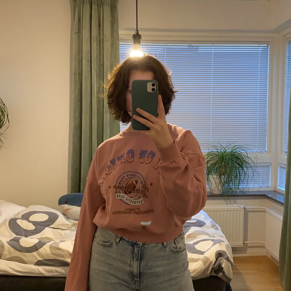 smutsrosa, kortare sweatshirt från pull&bear. köpt för 259kr på zalando, använd 2 ggr! frakt = 30kr. Tröjor & Koftor.