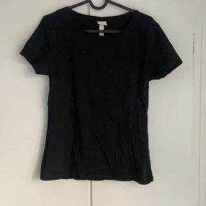 Svart tshirt - Vanlig basic tshirt från Hm. Stretchig. Den är lite skrynklig nu då den legat i garderoben länge, så den behöver strykas. Annars mycket bra skick.