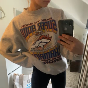 Collegetröja strl sml - Säljer ni min urcoola superbowl collegetröja!!! Riktig vintage från usa😭💘👊🙏oversize på mig som har xs/s
