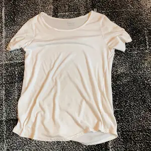 Vanlig vit T-shirt från Basic U collection, extremt skönt material!!❤️ storlek M men passar större och mindre!