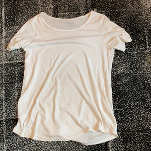T-shirt  - Vanlig vit T-shirt från Basic U collection, extremt skönt material!!❤️ storlek M men passar större och mindre!