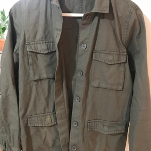Grön militärjacka - Grön militär jacka, använd men i bra skick.