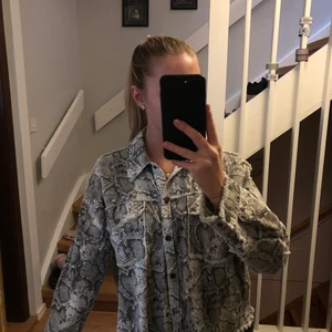 ORM IMITATION JACKA - En super fin orm immiterat mönster jacka  från Zara, strl. S. Nitar på fickor, krage och rygg. Stänger med knappar. Köparen står för frakten 