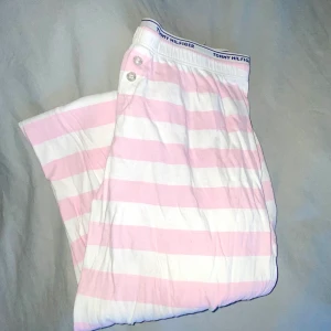 Tommy Hilfiger pyjamasbyxor  - Super gosiga och sköna pyjamasbyxor från Hilfiger, känns knappt som att man har byxor på sig😍 Fint skick, inte alls använda. Storlek M. (Kan fraktas men köparen står för frakten, även mötas upp i Stockholm).
