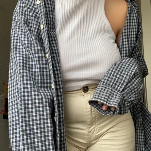 SKJORTA - Skjorta i toppskick som är lite oversize. 50 kr + frakt 🚚  