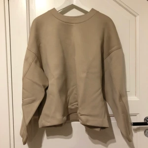 Sweatshirt - Säljer denna Sweatshirt från weekday. Den var för stor så därför säljer jag denna. Skulle säga att den passar både tjejer och killar. Den är beige men k dagsljus kan den se lite guldig ut. 