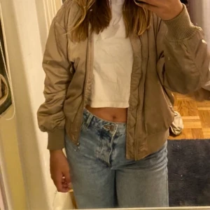 Gina tricot - En jaka som är använd typ en vår om inte minde , den är i jätte bra skick. Köpt från Gina tricot och i storlek XS