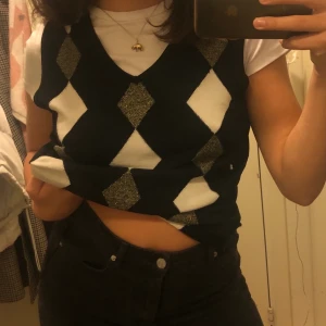 Snygg vest  - Supersnygg trendig vest köpt på secondhand! Storlek s och i typ ny skick. Bud ligger på 150kr