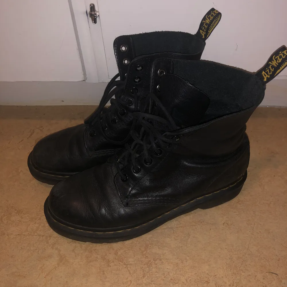 ett par vanliga svarta dr martens, mjuka, ingådda och välanvända, därav lite slitna. möts i sthlm eller köparen står för frakt (ingår i priset i så fall). Skor.