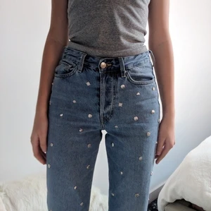 Coola jeans - Säljer dessa ascoola jeans som tyväääärr är försmå för mig :((( Första bilden är inte min och andra bilden är hur dom ser ut där nere! Så coola!!!Kan både frakta o mötas upp men köparen står för frakten :))