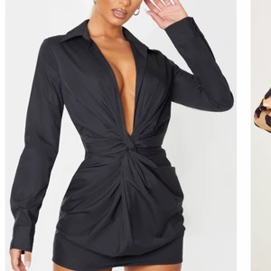 Prettylittlething klänning - Svart snygg Klänning från prettylittlething! Helt oanvänd endast testad😇 storlek XS/S🧡 nypris 350kr