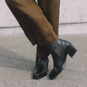 Snygga boots från Vagabond - Boots i svart skinn från Vagabond. Lite westernmodell med låg klack (5 cm) väldigt bekväma så perfekta vardagsskor. Storlek 39