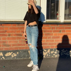 Vintage jeans  - Nu säljer jag mina fina jeans med hål som ej sågs för användning längre! Använda va 2 gånger så dom är i väldigt bra skick! Är ungefär 1.60 o köparen står för frakt!!🤍🦋