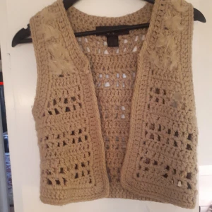 Väst - Stickad väst, ellos. Storlek 34/36. Skick: begagnad. 50 kr fri frakt. Kommer att skickas från ett hem med djur, nytvättad. Om köparen vill ha spårningsbart paket så står köparen för det 🌻