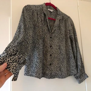 Leopardmönstrad blus från Topshop - 🐆Säljer den här fina, silkiga, leopardmönstrade blusen🐆 I superbra skick!  Kan mötas upp i Uppsala, annars står köpare för frakt 😊
