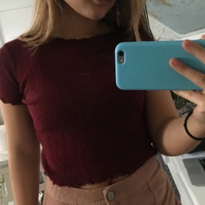 Söt ribbad top  - Jättesöt Mörkröd top från brandy Melville! 