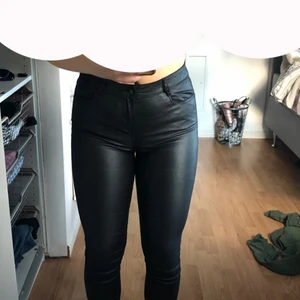 Skinbyxor från vila - Stretchig skinbyxa i stolek M men passar även dom som har upp mot L.. tre sömmar som är uppnött (se sista bilden) men inga andra skador/slitage, ny pris 700 och köpta för tre år sedan, använd Max 15 ggr sedan ha de bara legat! Kan gå ner i pris