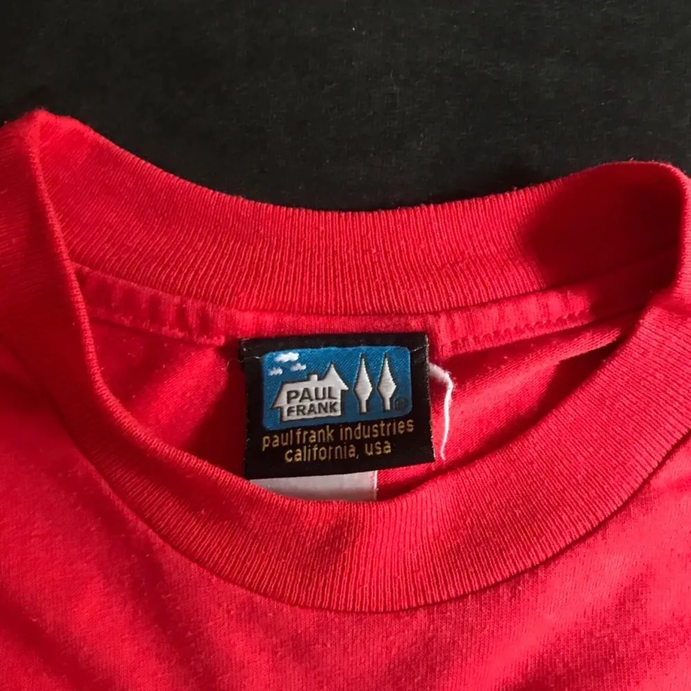 Ascool Röd t-shirt från Paul Frank!🤩 Står ingen storlek men passar XS-M. Frakt 44kr❤️. T-shirts.