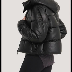 Pu jacka - Helt ny pu dunjacka från nakd endast provad med lappar kvar❣️Helt slutsåld på nakds hemsida. Buda från 450 kr, nypris 599. Högsta bud 500