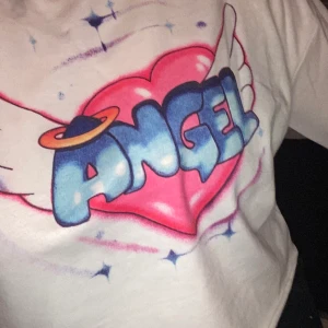 croptop - vit långärmad croptop med tryck. använd fåtal gånger. storlek M. frakt går på 54kr! pm för mer info<3