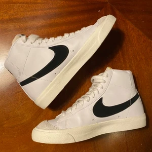 Nike Blazer 77 mid - Helt nya skor som vart lite för små köpt för 1100 ny pris säljer för 750 kr. Pros kan diskuteras.