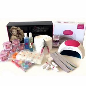 Gelenagel kit - Säljer mitt gelenagel kit eftersom det tyvärr inte kommer till någon användning! Allt är nästan helt nytt knappt använt köpt för över 3500 kr från nagelgiganten. Innehåller över 300 tippar i olika storlekar både genomskinliga och vanliga, 10 uv färger och 6 olika geléer i olika färger, plus flera olika glitter och en uv lampa (som kostar 1000 kr) säljer allt för 2799 kr vid snabb affär. Och mycket mer som finns på bilden!!