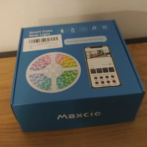 5m RGB LED  regnbågsmönster Google home - Cool led strip med massa färger. Som det syns så finns massa mönster där olika dioder lyser i olika färger (brukar bara vara en färg för alla!) styrs via app (WiFi) eller med "pucken". Har musikläge som följer musik och massa annat. Massor av funktioner