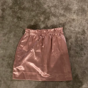 Kjol - Kort kjol, använd max 2 gånger. Frakt ingår