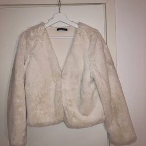 Päls jacka - ( fake ) vit pälsjacka, med ett fäste fram. Använt max 4 gånger. Fläck fri och hel. Frakt ingår