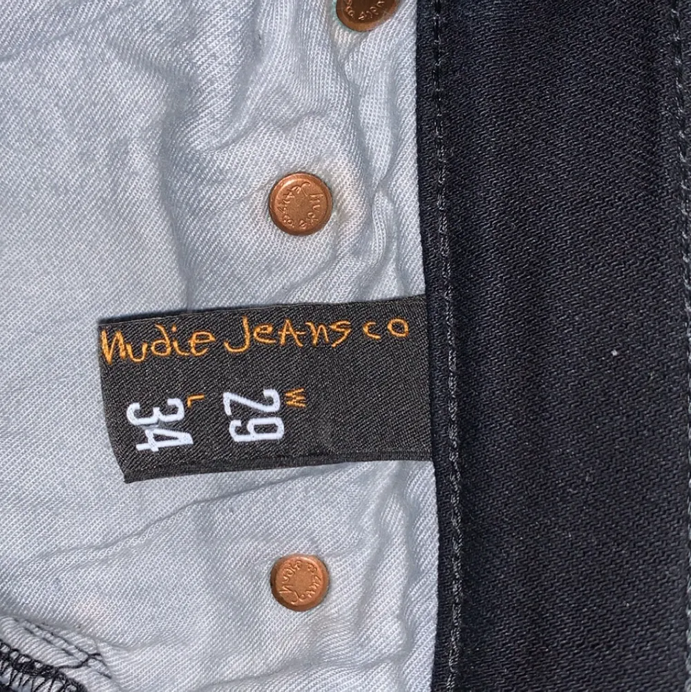 Säljer då ett par svarta nudie jeans jag köpte för några veckor sedan. Råkade beställa fel storlek så dom är förstora för mig. Jättefina och använda en gång. Storleken är W29 L34 på herr och jag är 1,75. Köpte dom för 1299kr och säljer dom för 900kr. Skriv privat om ni undrar något.. Jeans & Byxor.