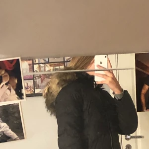 Vinterjacka - Här säljer jag min vinterjacka som är använd under 2 vintrar. Luvan är av fuskpäls.  Den har inga hål eller fläckar. Säljer pga att den är för liten och är lite sliten men fortfarande går att använda utan problem. Hör gärna av dog privat om du är intresserad eller vill ha fler bilder. Köpt för 599 kr