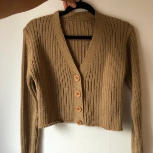 STICKAD KOFTA - Skön stickad kofta köpt på marknad i Spanien!💜