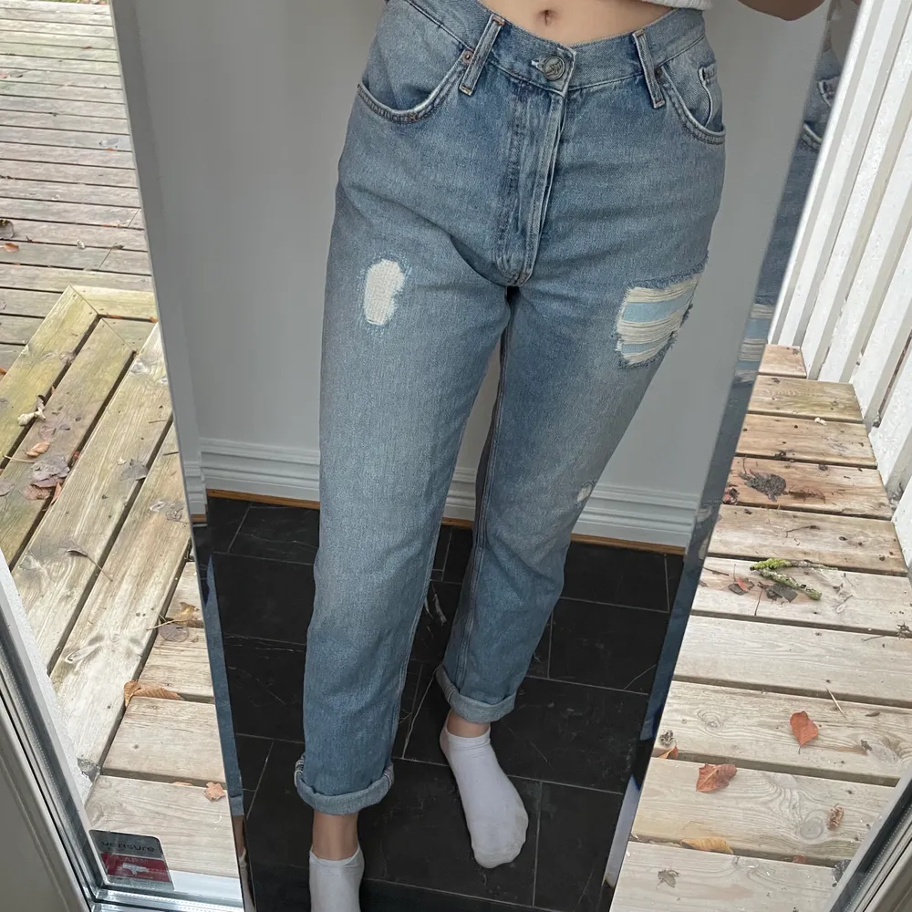Säljer dessa skitsnygga boyfriend jeansen från bikbok! Köpta för något år sedan men ej riktigt kommit till användning då de inte riktigt passar mig. Storlek M i jeansen 💕 Använda typ 2 gånger. Jag är ca 170cm lång. Går att vika ut mer. . Farkut & Housut.