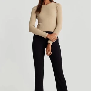 Byxor ribad  - Svarta ribad byxor💜från Gina, storlek XS, 120+frakt