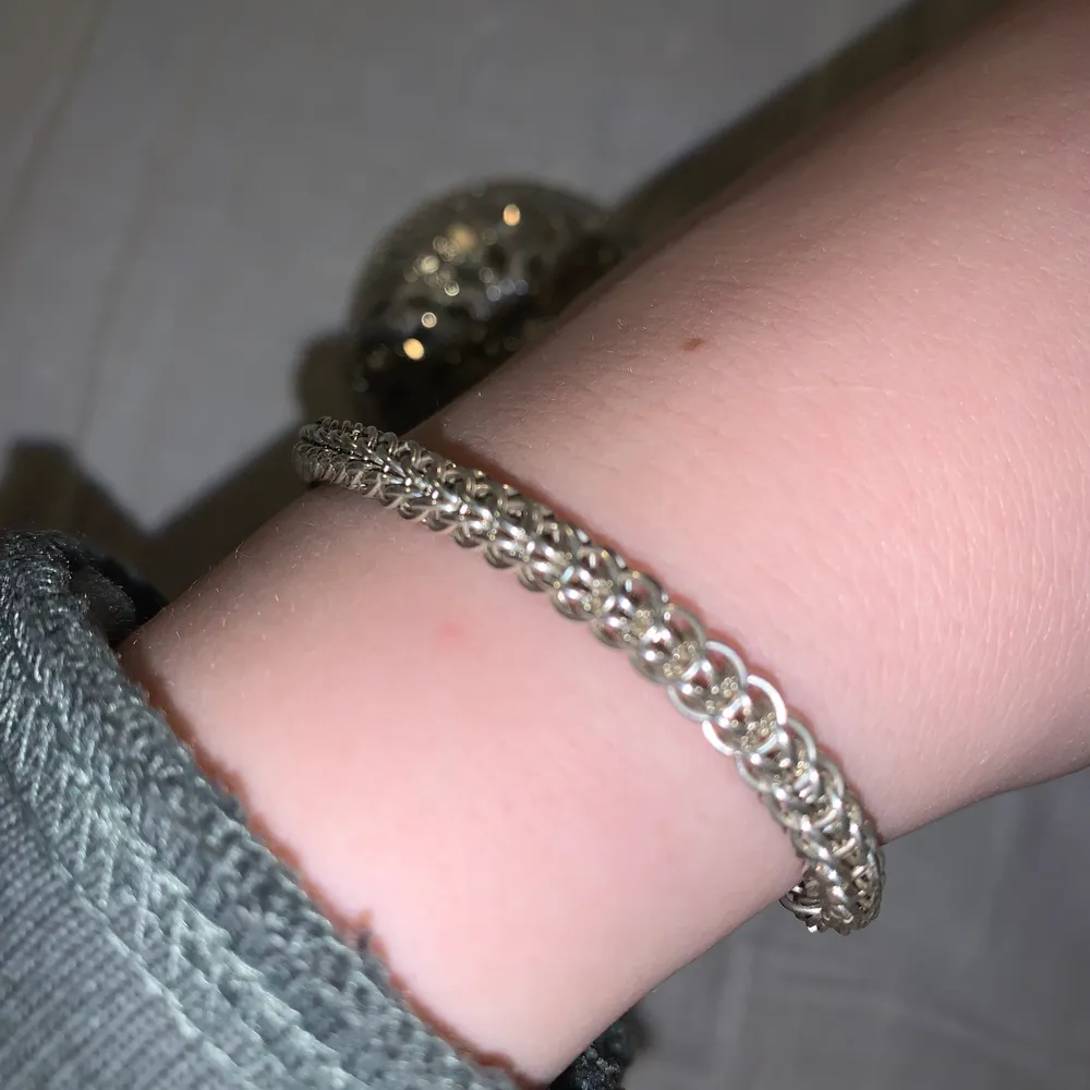 Så fint handgjort armband av min kompis 🧒🏼 det är gjort av sånna små ringar och man skulle kunna ta bort några om man vill ha ett mindre! Priset är utan frakt och jag samfraktar gärna med andra smycken 💍 . Accessoarer.