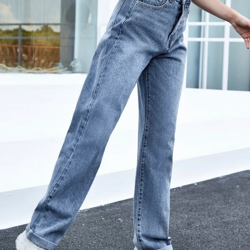 Jättefina raka jeans från SHEIN, råkade köpa två så säljer därmed ena paret!. Jeans & Byxor.