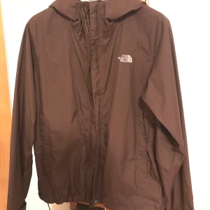 The north face vindjacka - Brun The north face vindjacka. Köpt på plick men aldrig använd pga att den är för liten. Fint skick, en lite obetydlig defekt (se bild 2). Storlek: Dam L. Skickar endast och frakten ingår i det angivna priset!😎