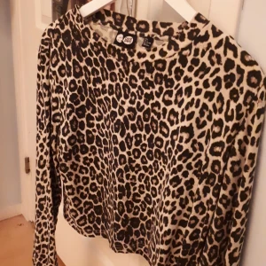 Leopardtröja - Tunn leopard tröja. Den är använd men i mycket bra skick, den är i storlek s. Kontakta mig för mer info eller mer bilder. Den är från Cheap Monday.✌🏼💗