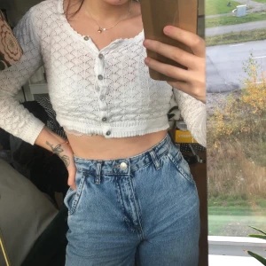 Vit söt kofta - Vit liten kofta som jag köpt second hand, fungerar att ha för sig själv eller med något under. Ärmarna är inte fullt långa utan jag skulle säga att dom är 3/4. Jag har storlek XS/S och är 164cm lång. Frakt tillkommer!
